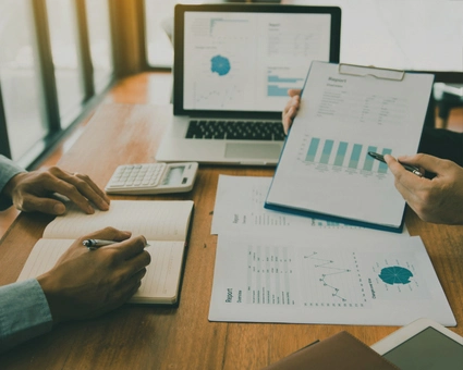 Persone che stanno analizzando report certacei su productive asset
